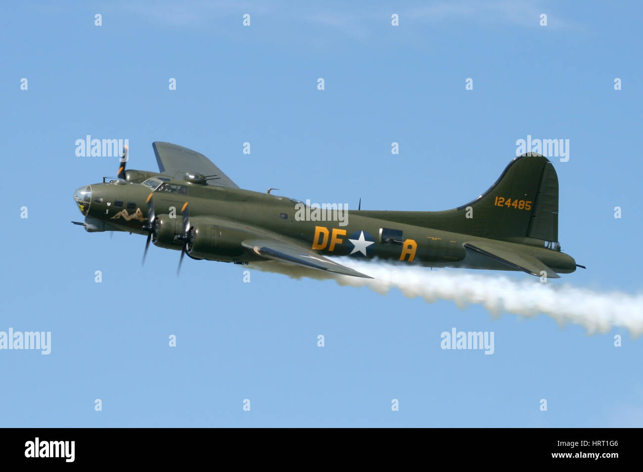 Großbritanniens, und jetzt auch Europa nur flugfähige B-17 mit einem Überflug auf eine Rougham Airshow in Suffolk. Der Rauch wird simuliert Kämpfe gegen Schäden. Stockfoto