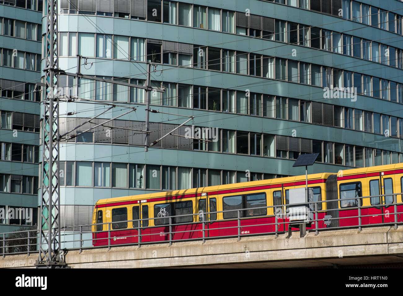 Berlin, Deutschland - 3. März 2017: S-Bahn-Zug vor BVG Bürogebäude. BVG ist das wichtigste ÖPNV-Unternehmen in Berlin, Deutschland. Stockfoto