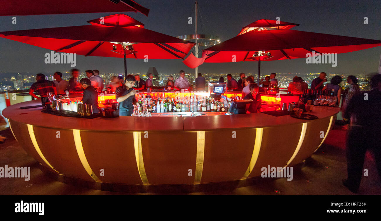 Bar auf dem Dach, CÉ LA VI SkyBar, bar, Barkeeper, rote Sonnenschirme am Marina Bay Sands, Singapur, Singapur, Asien Stockfoto