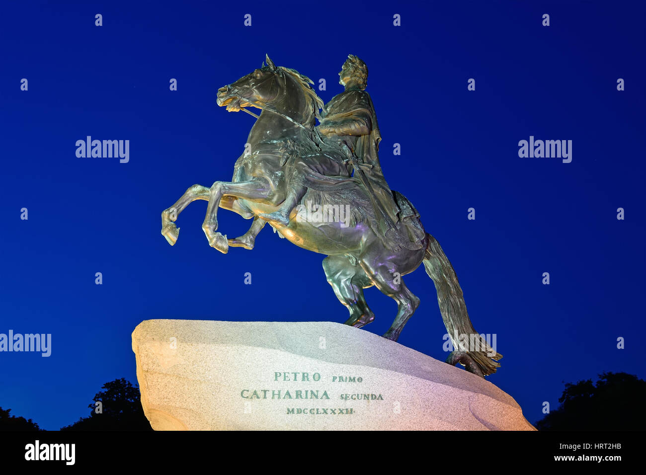 Denkmal für Peter 1, der eherne Reiter vor dem Gebäude von Senat und Synode in St. Petersburg in der Nacht wieder von schönen Lichtern beleuchtet Stockfoto