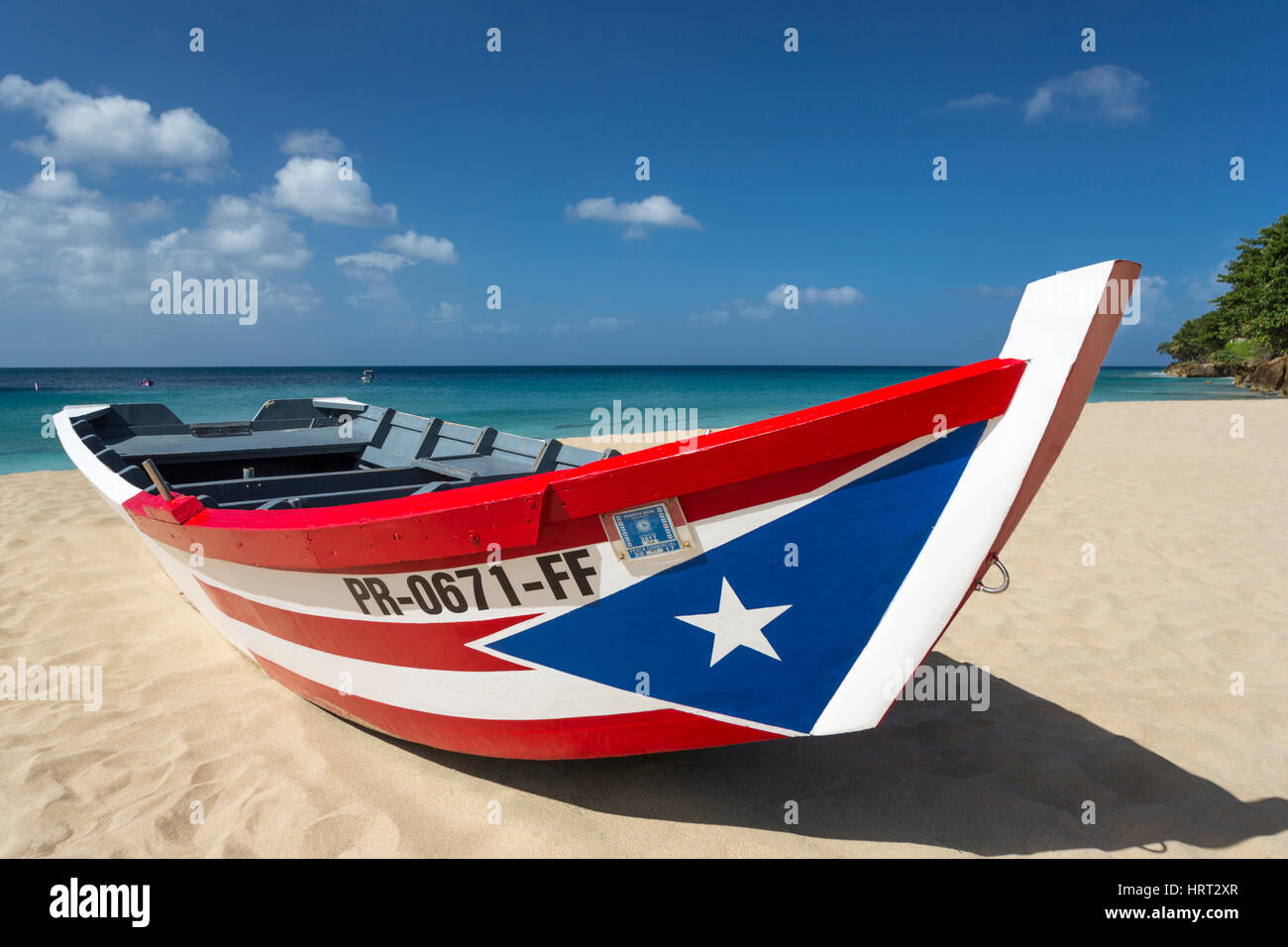 PUERTO-RICANISCHEN FLAGGE GEMALT YOLA FISHING BOAT CRASH BOAT STRAND AGUADILLA PUERTO RICO Stockfoto