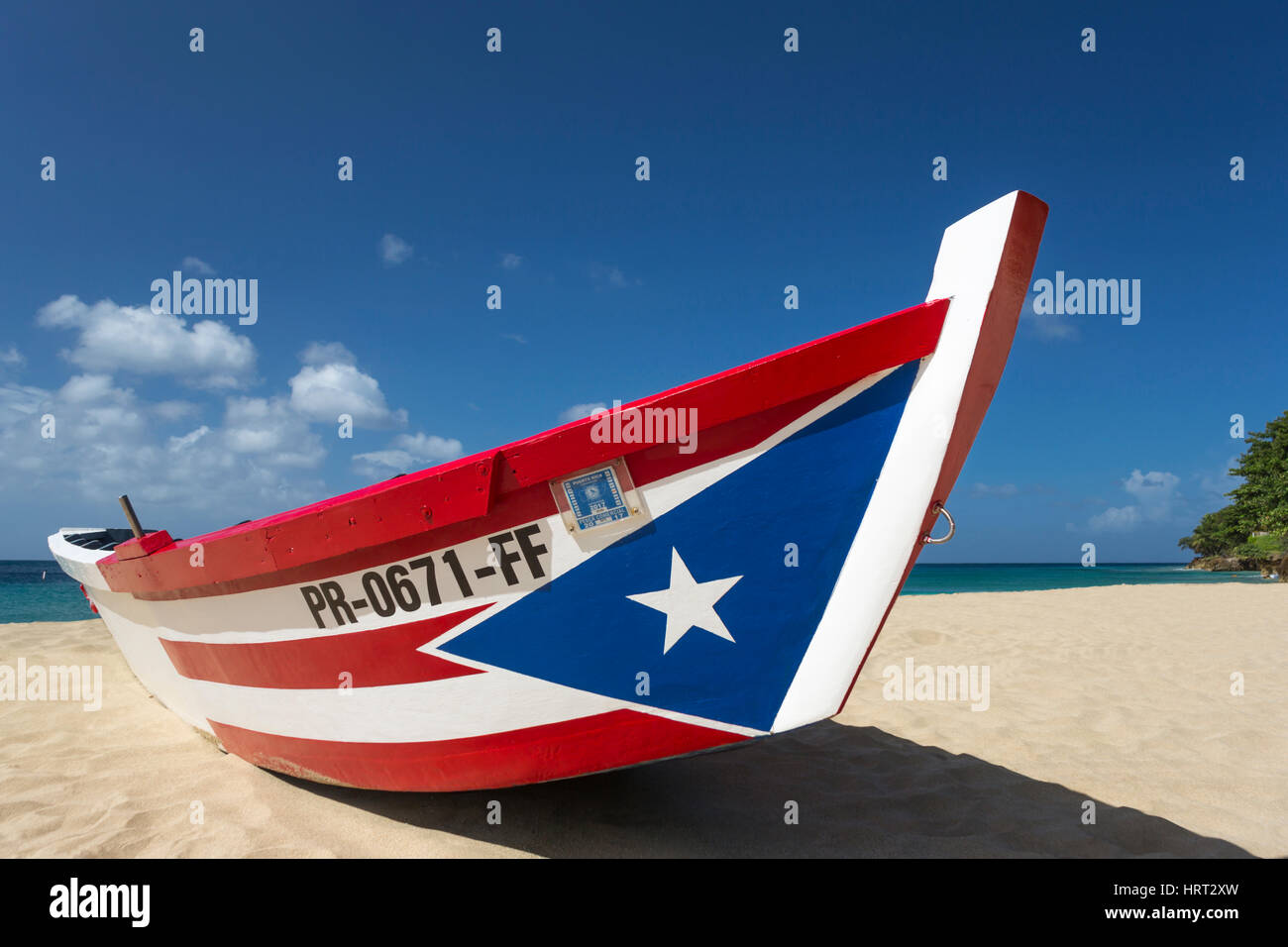 PUERTO-RICANISCHEN FLAGGE GEMALT YOLA FISHING BOAT CRASH BOAT STRAND AGUADILLA PUERTO RICO Stockfoto
