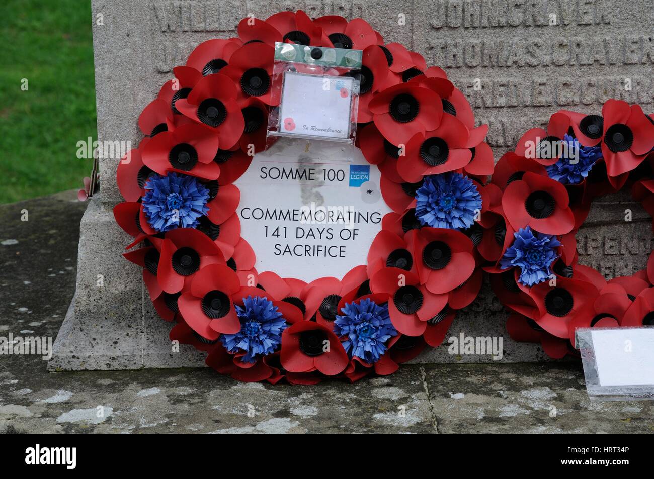 Krieg-Denkmal, Stanwick, Northamptonshire. Kranz zum Gedenken an 100 Jahr-Jubiläum an der Somme und die 141 Tage des Opfers. Stockfoto