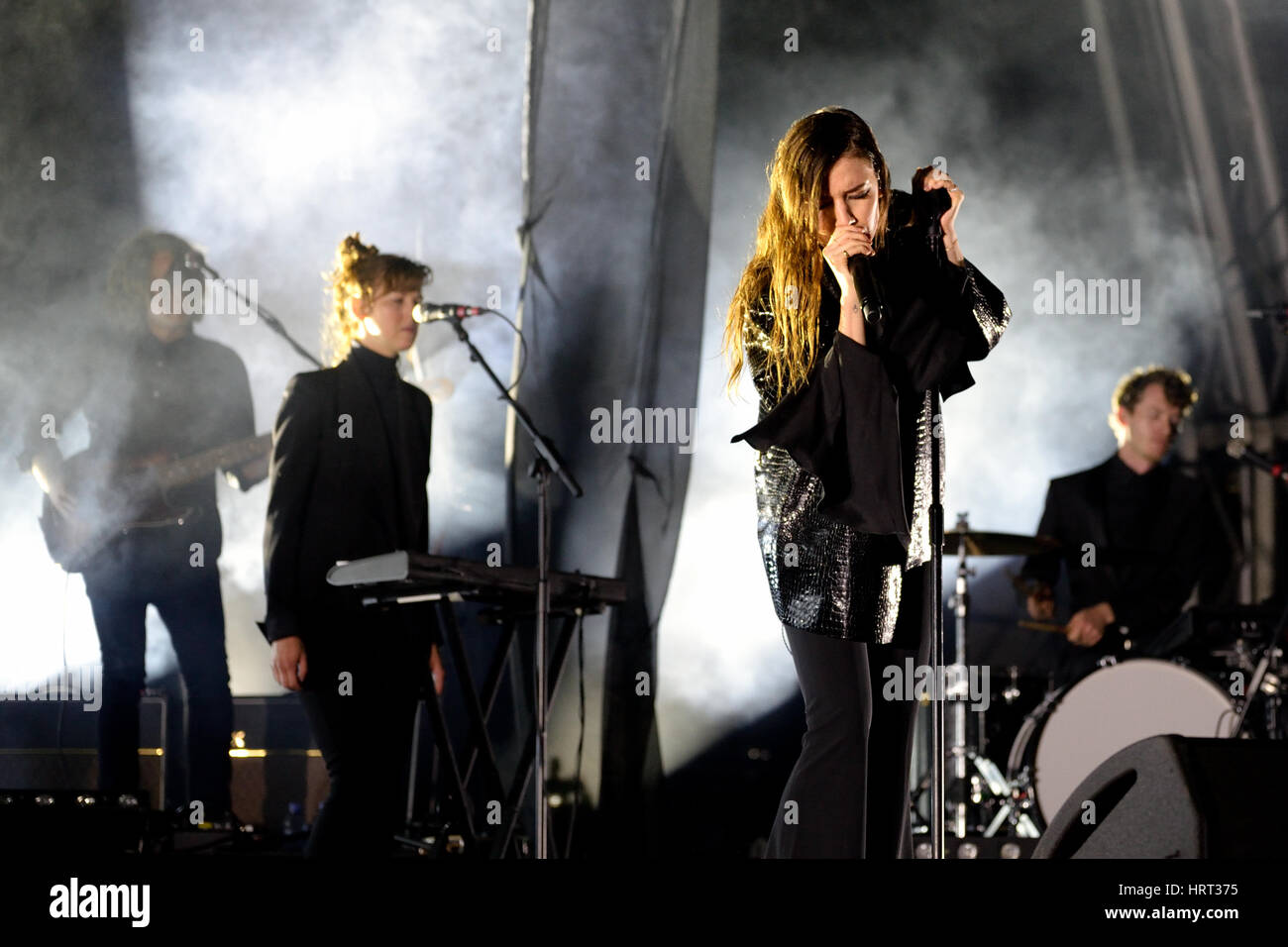 BARCELONA - 14 JUN: Lykke Li (Sängerin und Songwriterin aus Schweden) führt auf Sonar Festival am 14. Juni 2014 in Barcelona, Spanien. Stockfoto