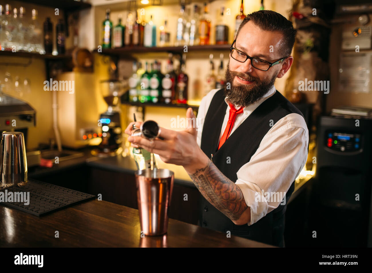 Barkeeper Gießen alkoholische Getränke in Metall Glas im restaurant Stockfoto