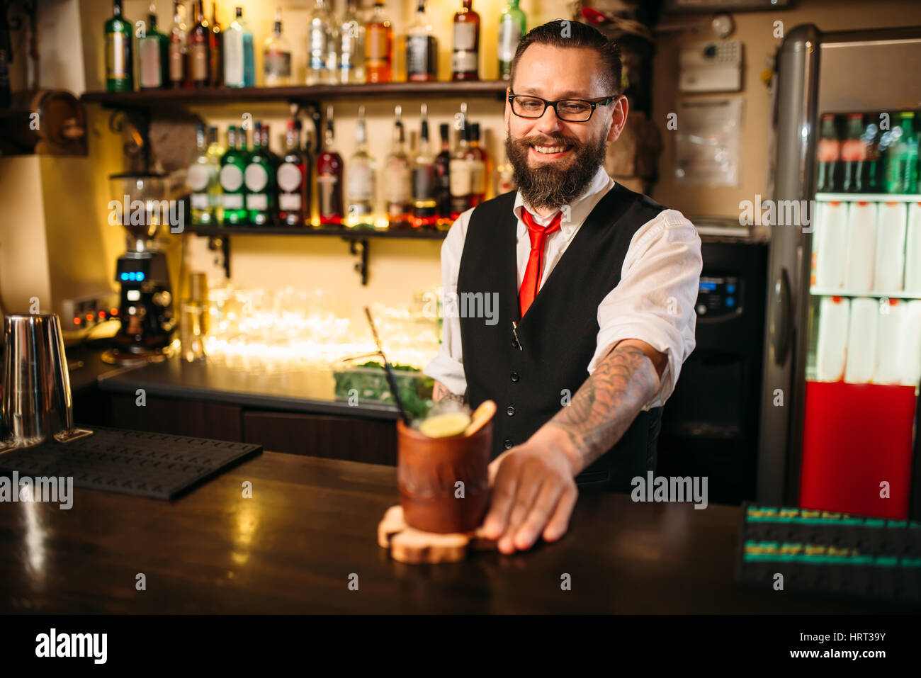 Barkeeper zeigt attraktive alkoholischen cocktail. Gut aussehend Alkohol Getränkezubereitung Stockfoto