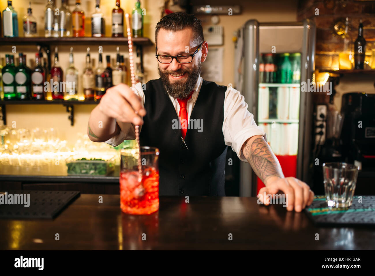 Attraktive alkoholisches Getränk Vorbereitung zeigen. Professionelle Barkeeper Stockfoto