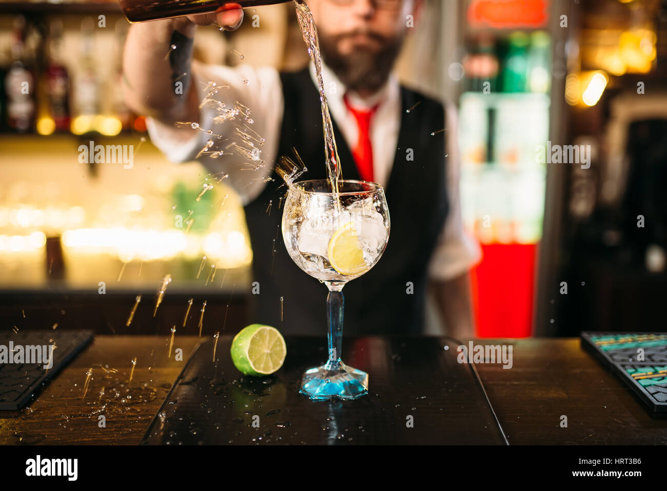 Barkeeper alkoholisches Getränk im Glas gießen. Barmann Flairing mit alkoholischen cocktail Stockfoto
