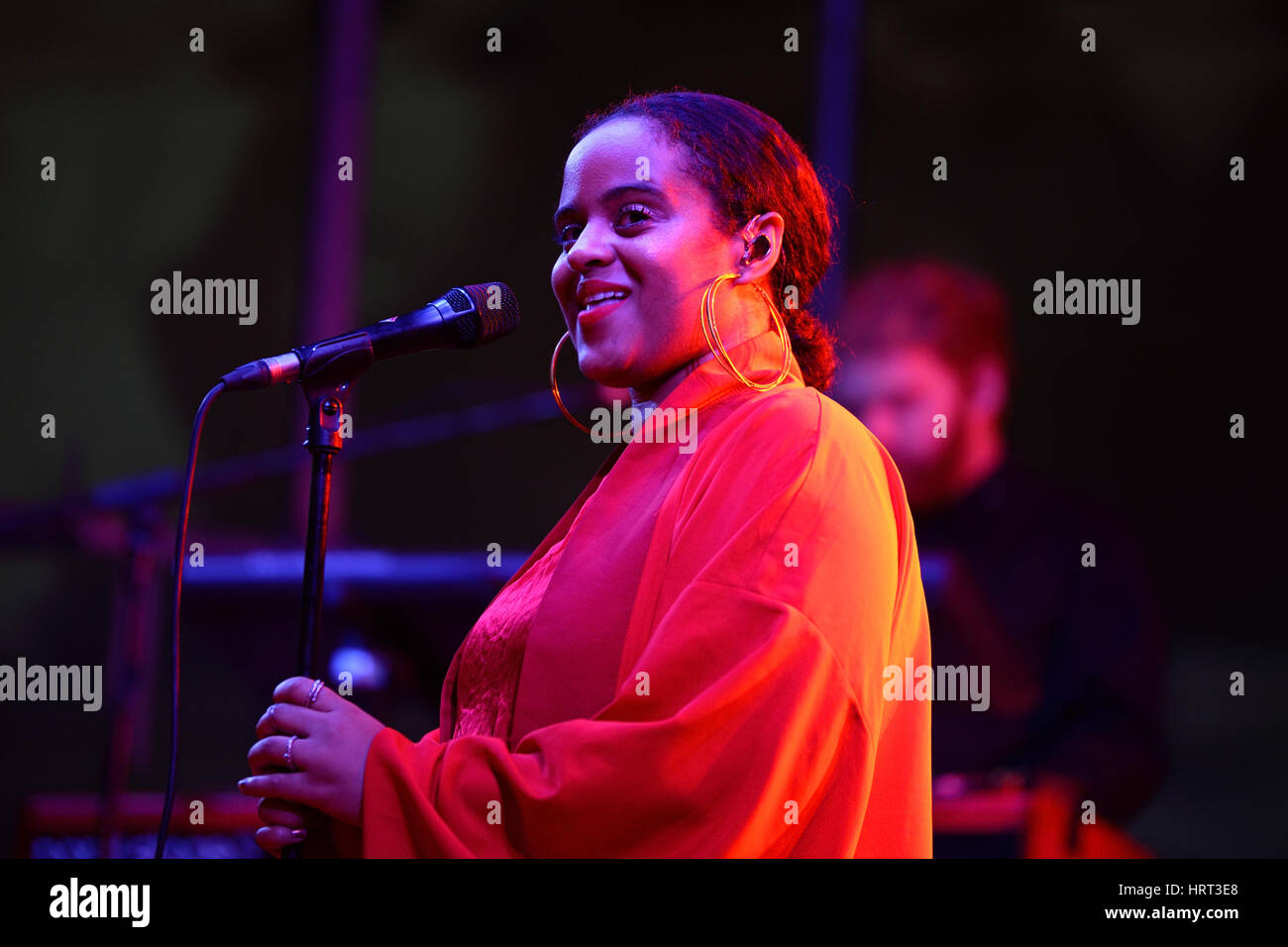 BARCELONA - SEP-23: Seinabo Sey (Soul Pop-Sänger unterzeichneten bei Universal Music Label) führt am Barcelona Accio musikalische (BAM) La Merce Festival am Septe Stockfoto