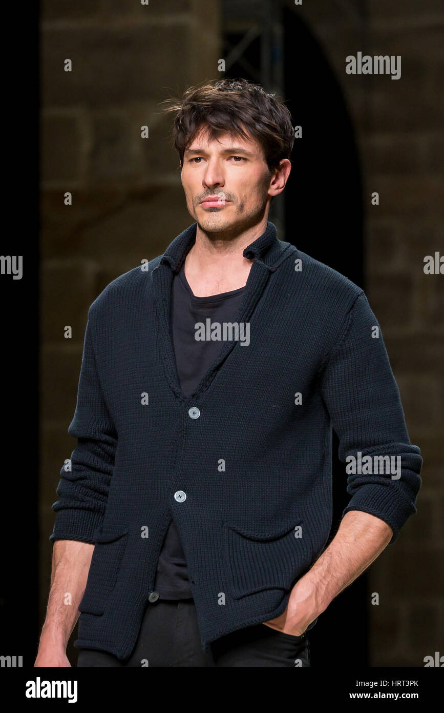 BARCELONA - FEB 2: Andres Velencoso (Modell) Wanderungen der Start-und Landebahn für die Mango-Kollektion auf der 080 Barcelona Fashionweek 2015 fallen Winter am 2. Februar Stockfoto