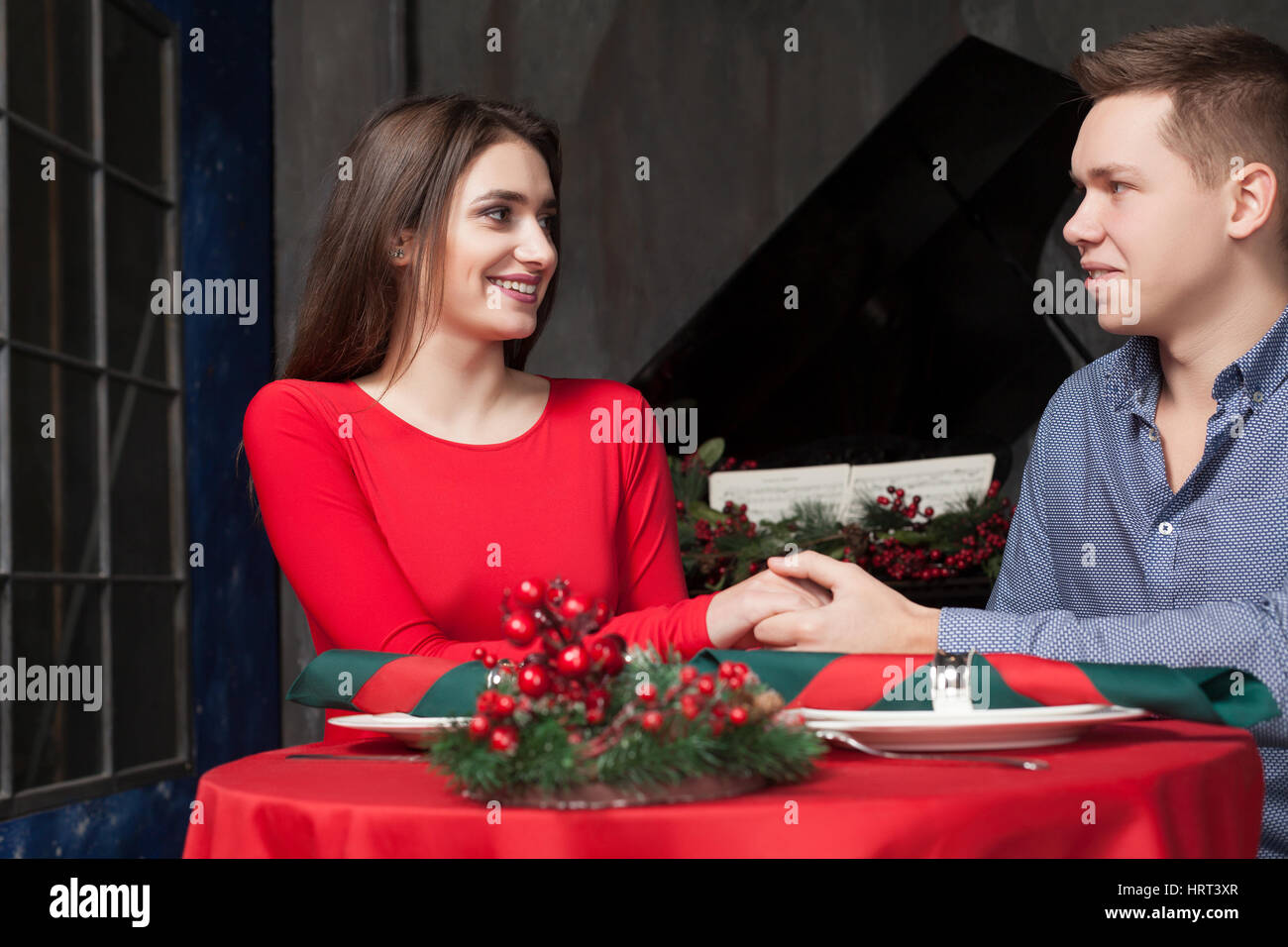 Mann gesteht seine Liebe zu einer schönen Frau in Vintage Luxusrestaurant Stockfoto