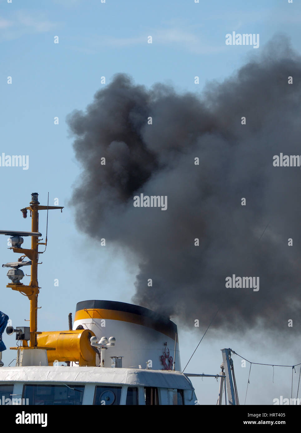 FÄHRE MIT RAUCH AUS STAPEL, DIESELMOTOR, BEREIT ZU VERLASSEN KADIKÖY HAFEN ISTANBUL TÜRKEI Stockfoto