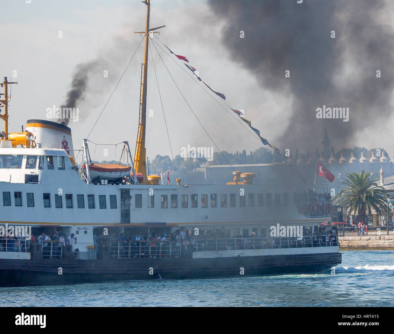 FÄHRE MIT RAUCH AUS STAPEL, DIESELMOTOR, BEREIT ZU VERLASSEN KADIKÖY HAFEN ISTANBUL TÜRKEI Stockfoto