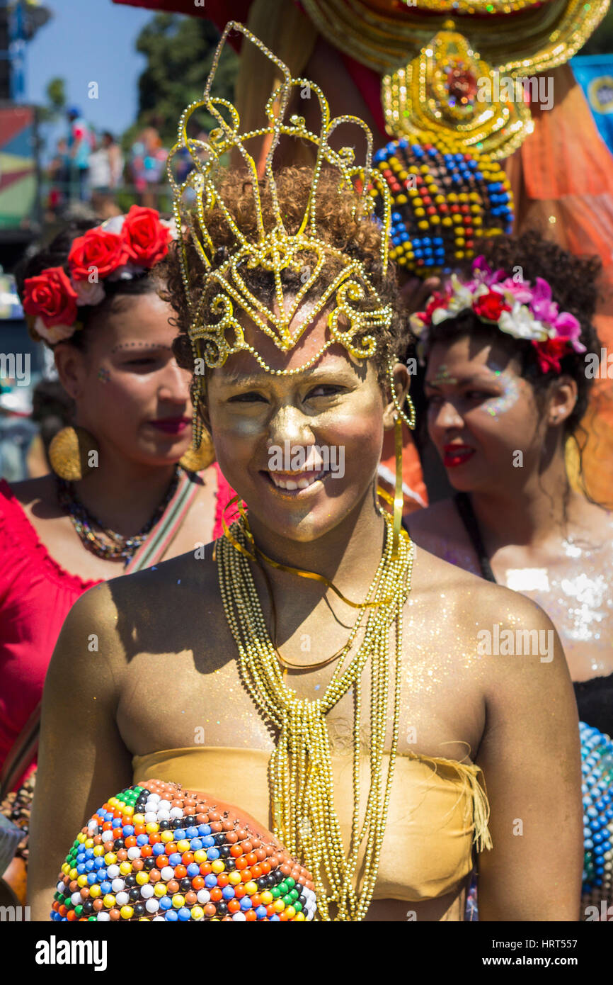 9. Februar 2016 - Rio De Janeiro, Brasilien - brasilianische Frau afrikanischer Abstammung in hellen Kostüm spielen Afoxe während Karneval 2016 Streetparade Stockfoto