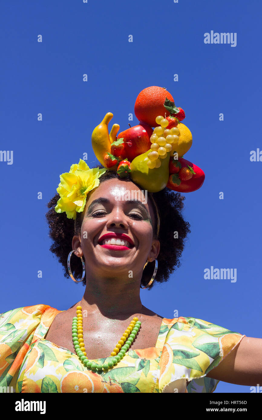 9. Februar 2016 - Rio De Janeiro, Brasilien - brasilianische Frau afrikanischer Abstammung im bunten Kostüm lächelnd während Karneval 2016 Streetparade Stockfoto