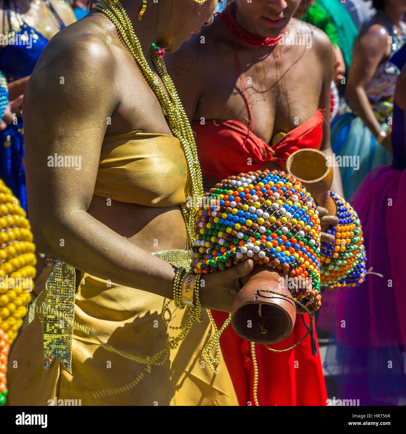 9. Februar 2016 - Rio De Janeiro, Brasilien - zwei Brasilianerin in bunten Kostümen spielen Afoxe während Karneval 2016 Streetparade Stockfoto