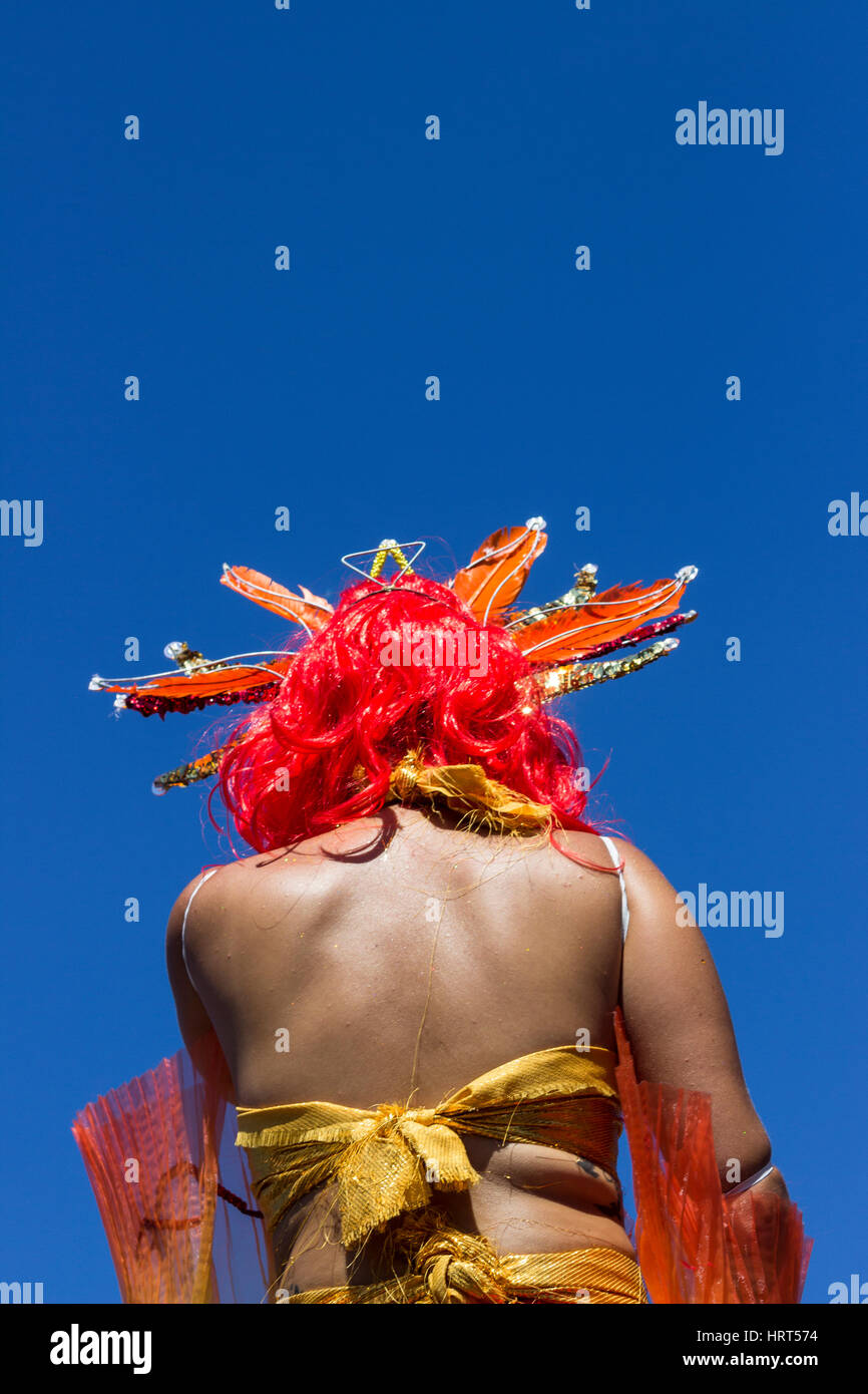 9. Februar 2016 - Rio De Janeiro, Brasilien - brasilianische Frau in orange hell Kostüm beim Karneval 2016 Streetparade Stockfoto