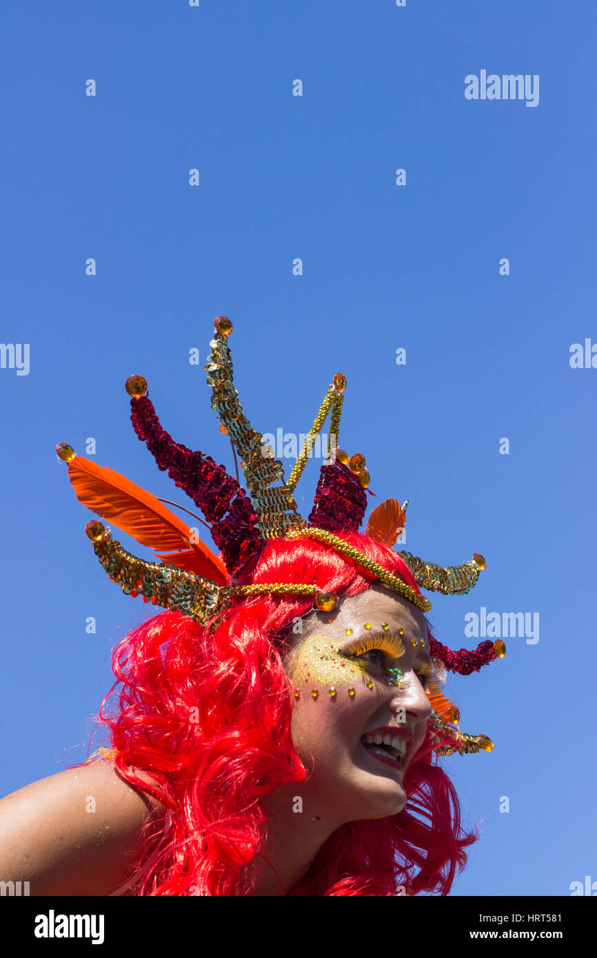 9. Februar 2016 - Rio De Janeiro, Brasilien - brasilianische Frau in orange hell Kostüm beim Karneval 2016 Streetparade Stockfoto