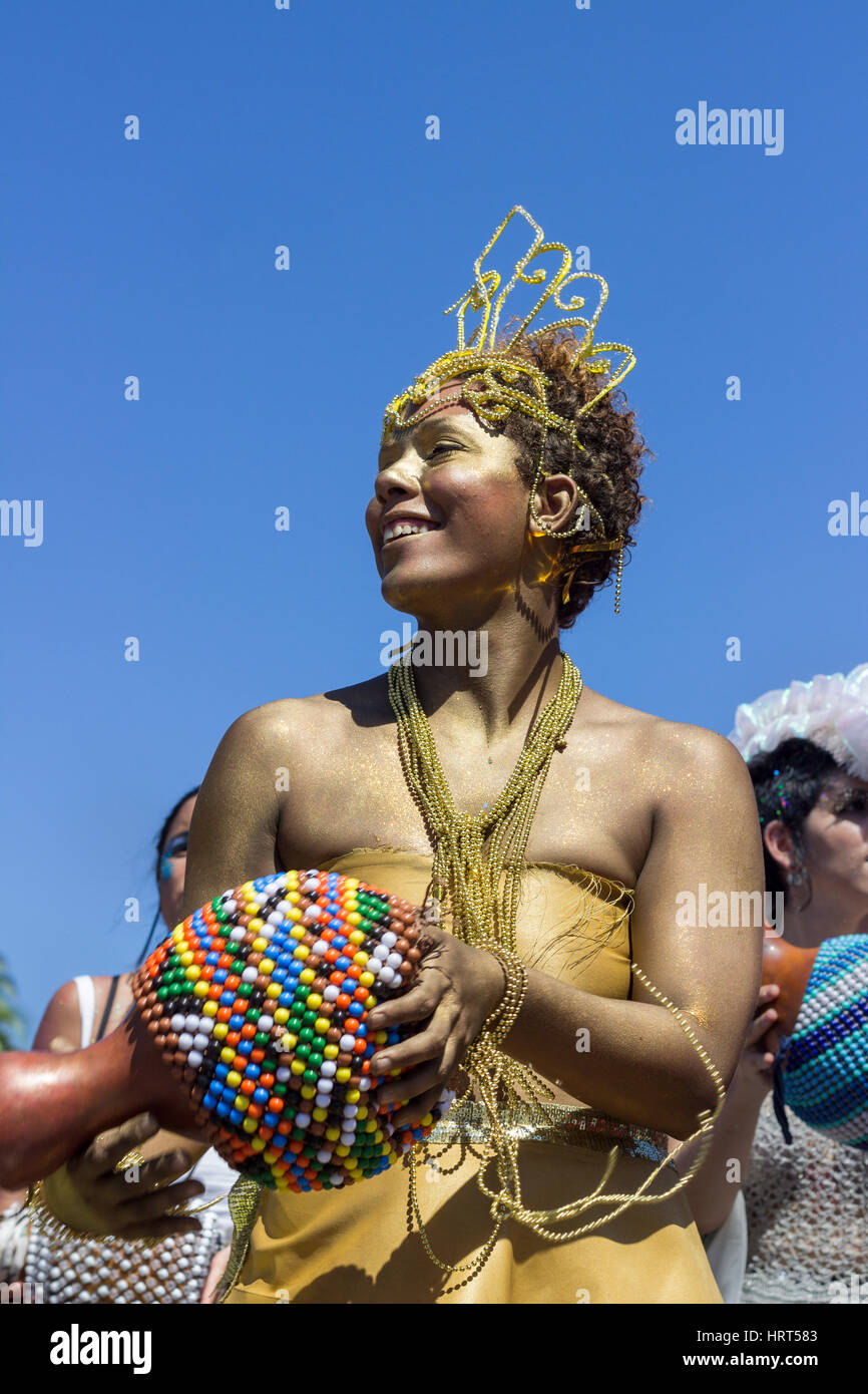 9. Februar 2016 - Rio De Janeiro, Brasilien - brasilianische Frau afrikanischer Abstammung in hellen Kostüm spielen Afoxe während Karneval 2016 Streetparade Stockfoto