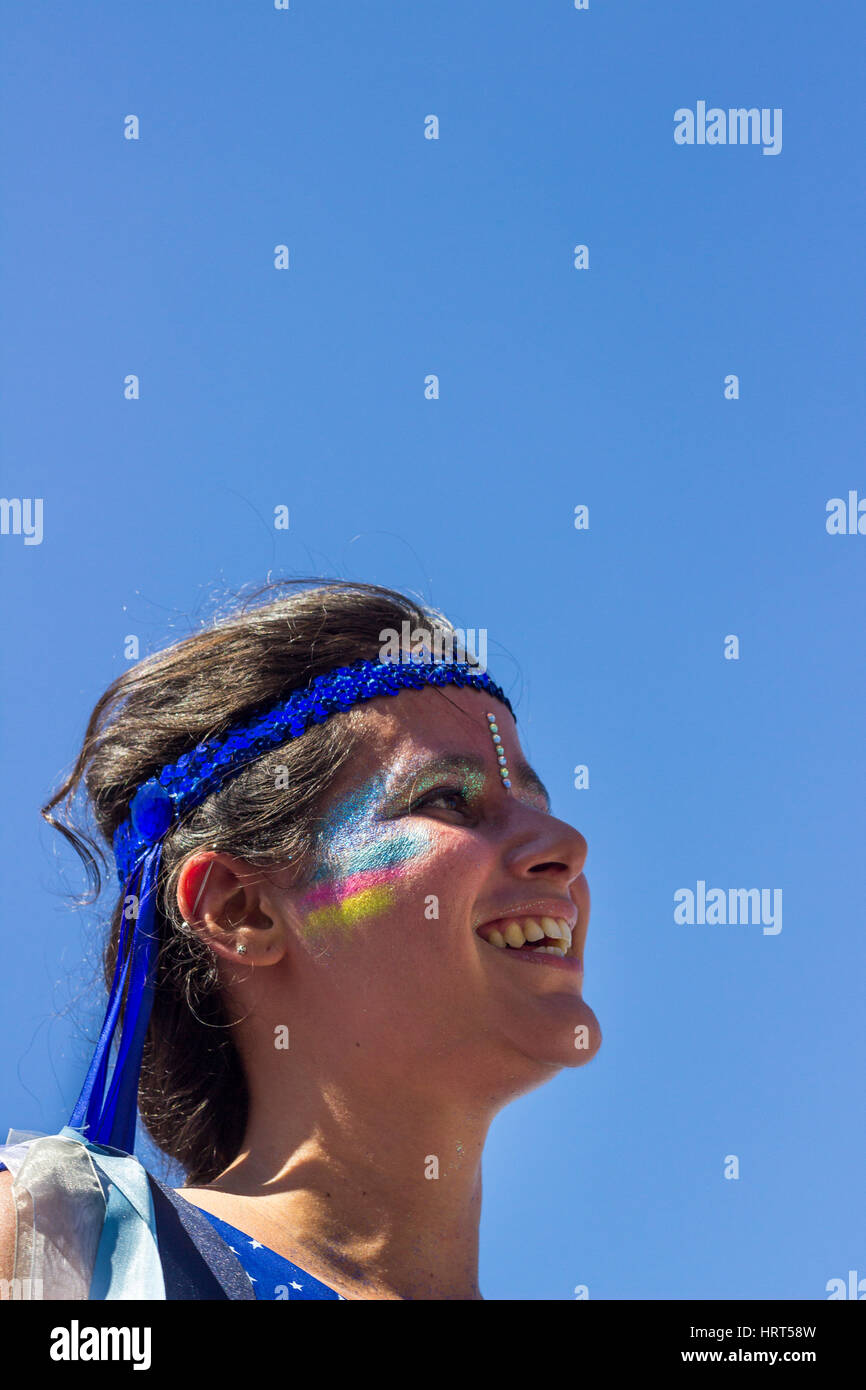 9. Februar 2016 - Rio De Janeiro, Brasilien - Junge brasilianische Frau im blauen Kostüm lächelnd während Karneval 2016 Streetparade Stockfoto