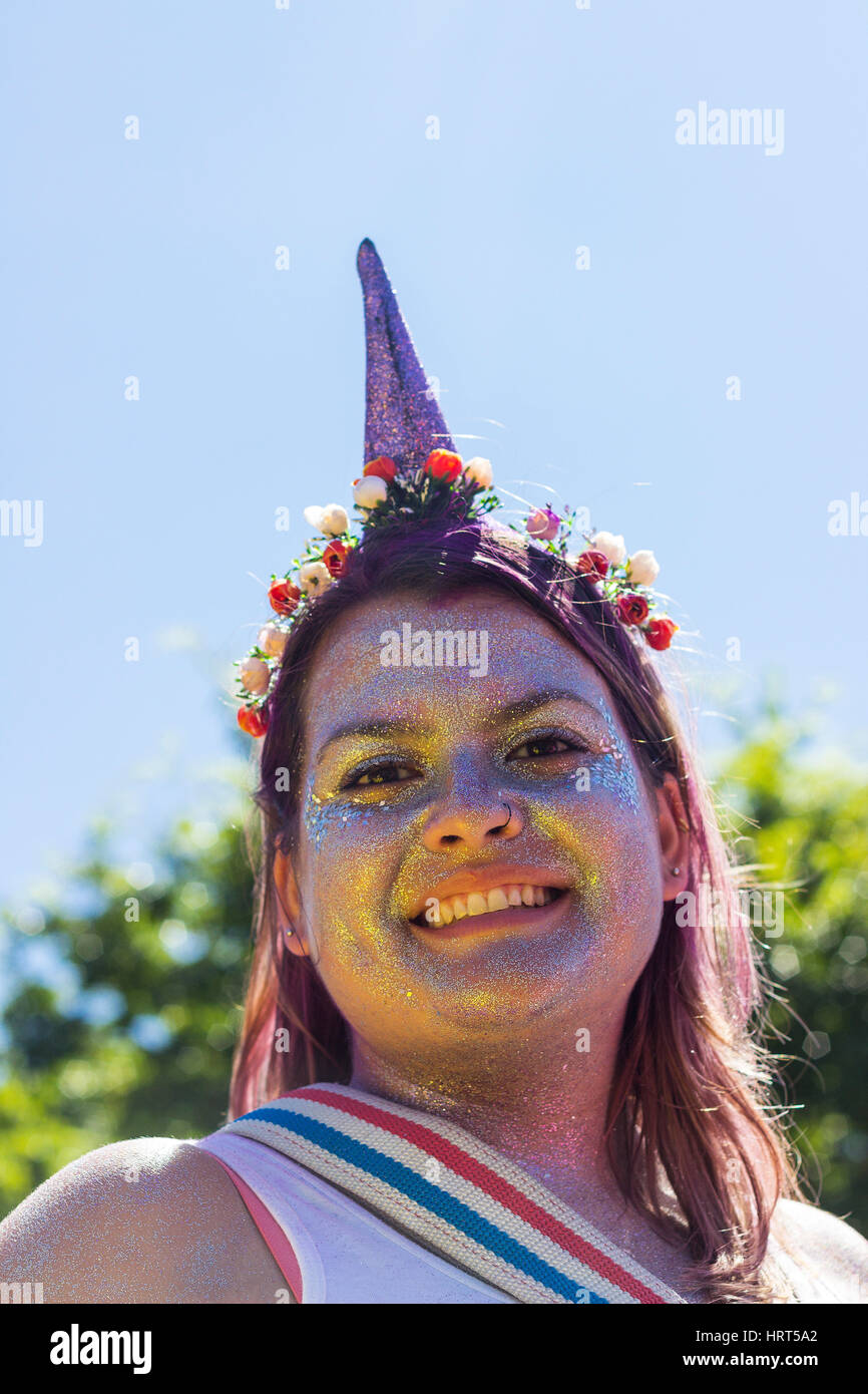 9. Februar 2016 in Glitzer lächelnd während Karneval 2016 Streetparade - Rio De Janeiro, Brasilien - brasilianische Frau auf Einhorn Kostüm mit Haut bedeckt Stockfoto