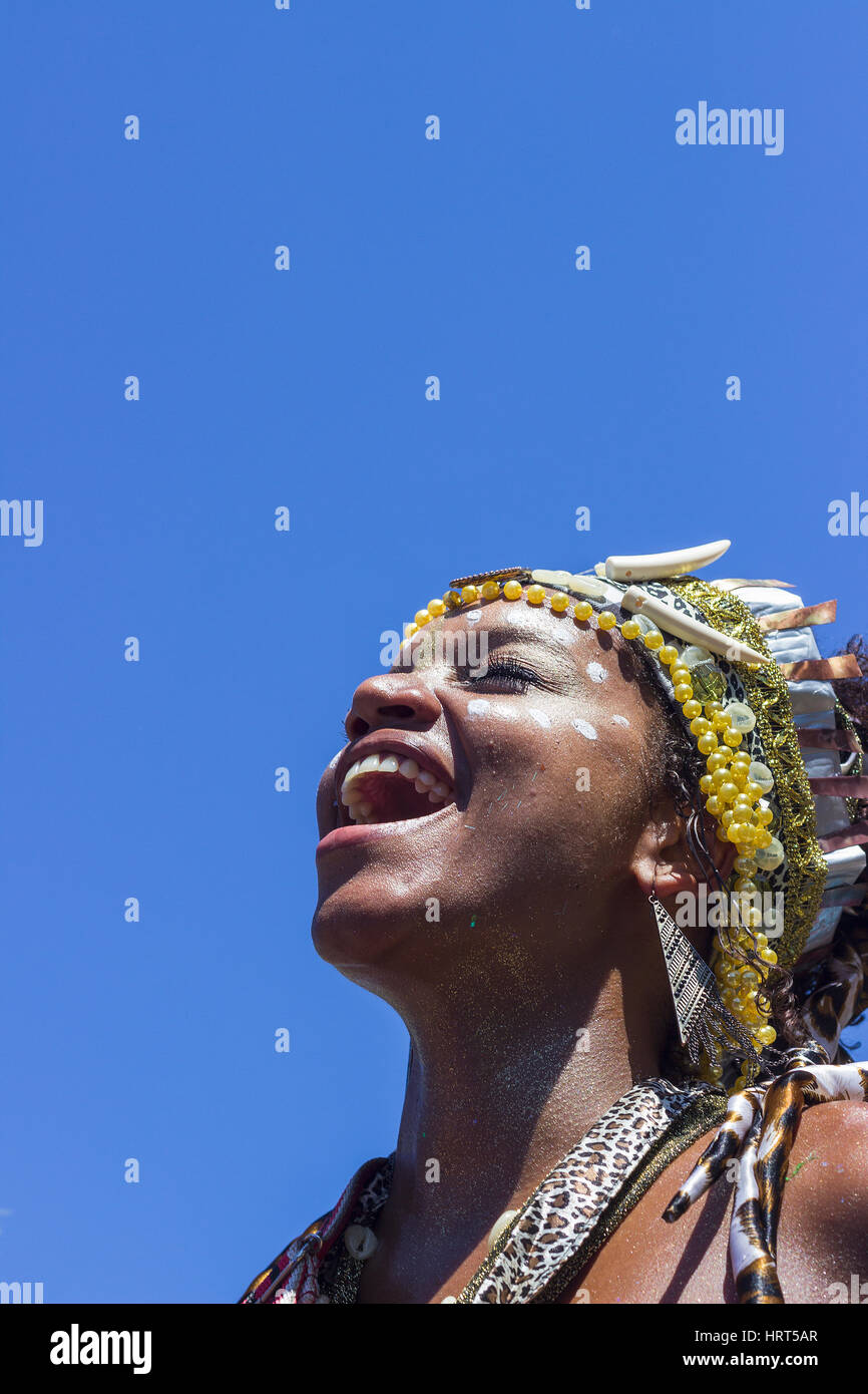 9. Februar 2016 - Rio De Janeiro, Brasilien - brasilianische Frau afrikanischer Abstammung in hellen Lächeln während Karneval 2016 Streetparade Kostüm Stockfoto