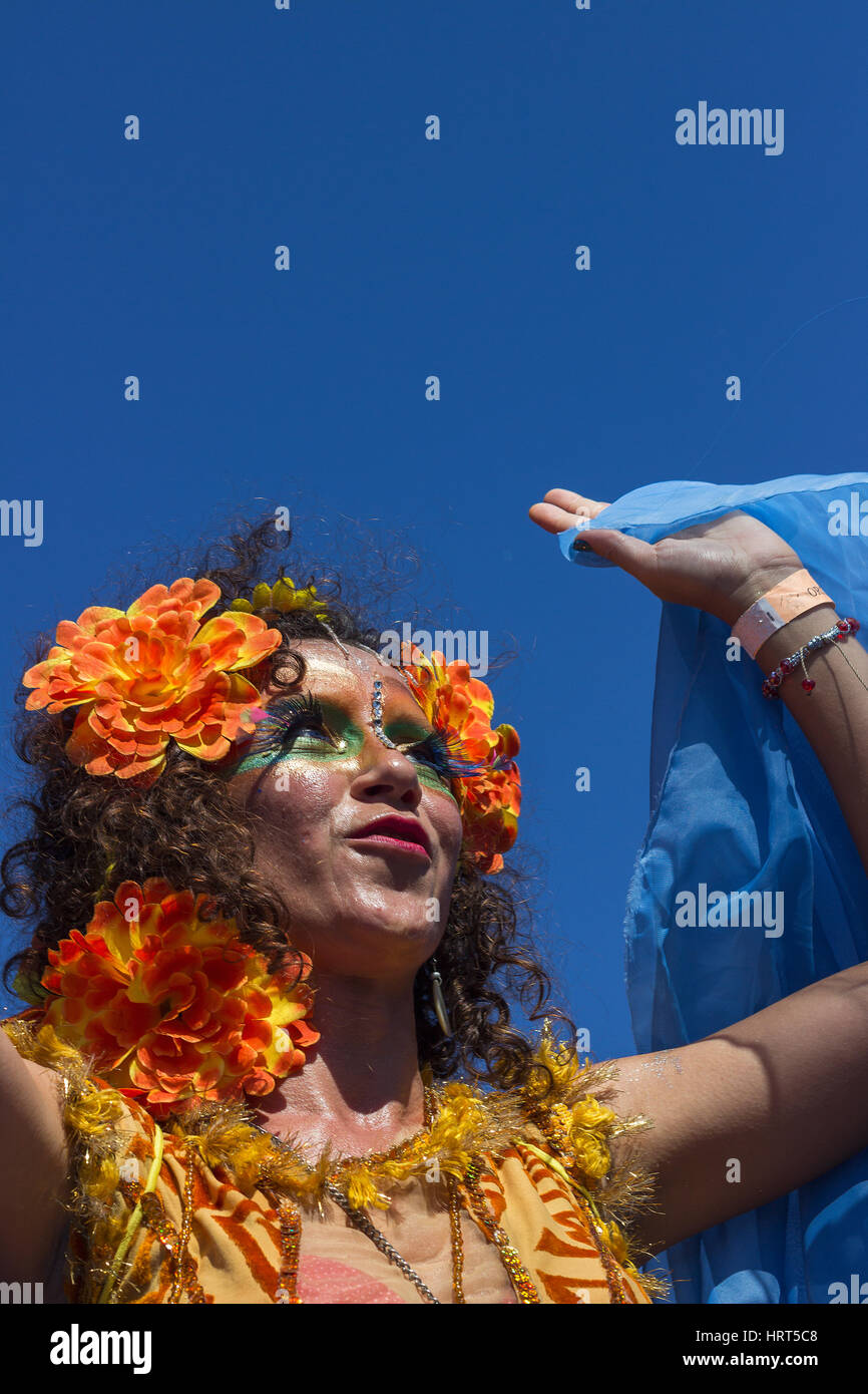 9. Februar 2016 - Rio De Janeiro, Brasilien - brasilianische Frau im bunten Blume Kostüm tanzen während Karneval 2016 Streetparade Stockfoto