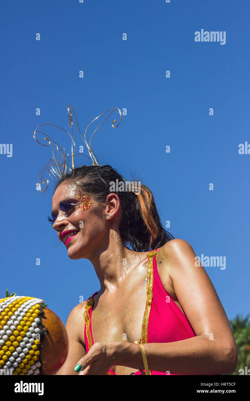 9. Februar 2016 - Rio De Janeiro, Brasilien - junge Brasilianerin in hellen Kostüm, lächelnd und spielen Afoxe während Karneval 2016 Streetparade Stockfoto