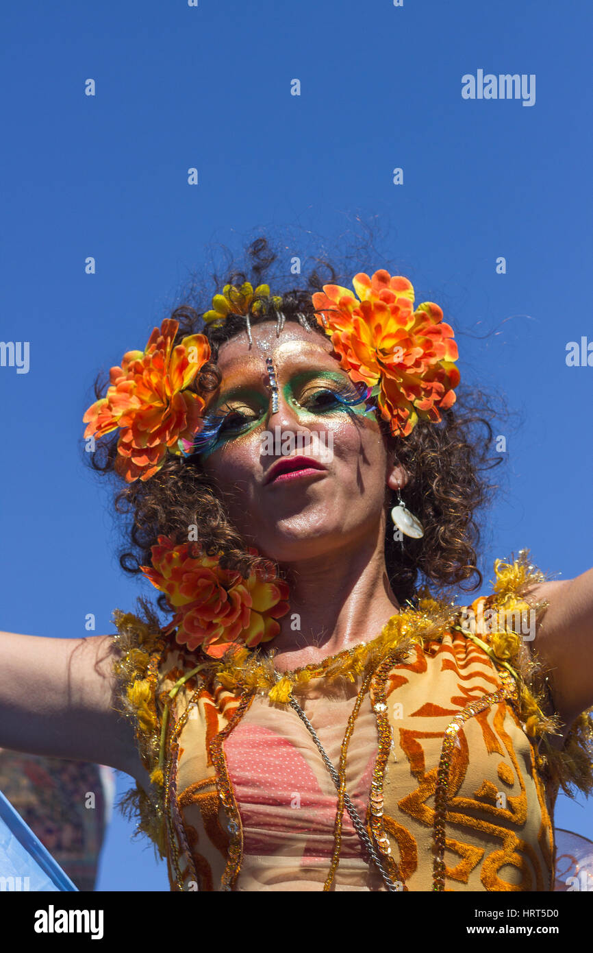 9. Februar 2016 - Rio De Janeiro, Brasilien - brasilianische Frau im bunten Blume Kostüm tanzen während Karneval 2016 Streetparade Stockfoto