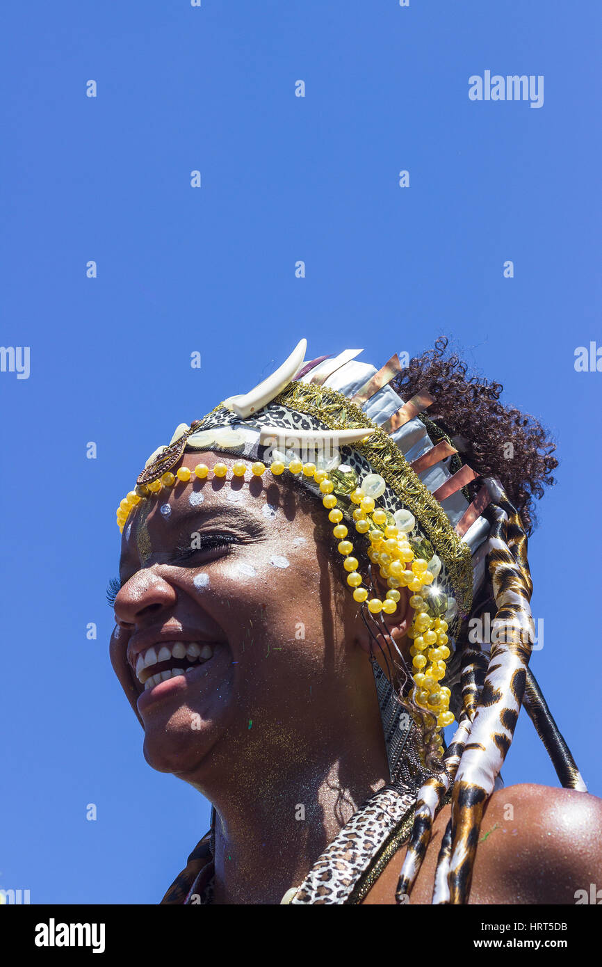 9. Februar 2016 - Rio De Janeiro, Brasilien - brasilianische Frau afrikanischer Abstammung in hellen Lächeln während Karneval 2016 Streetparade Kostüm Stockfoto