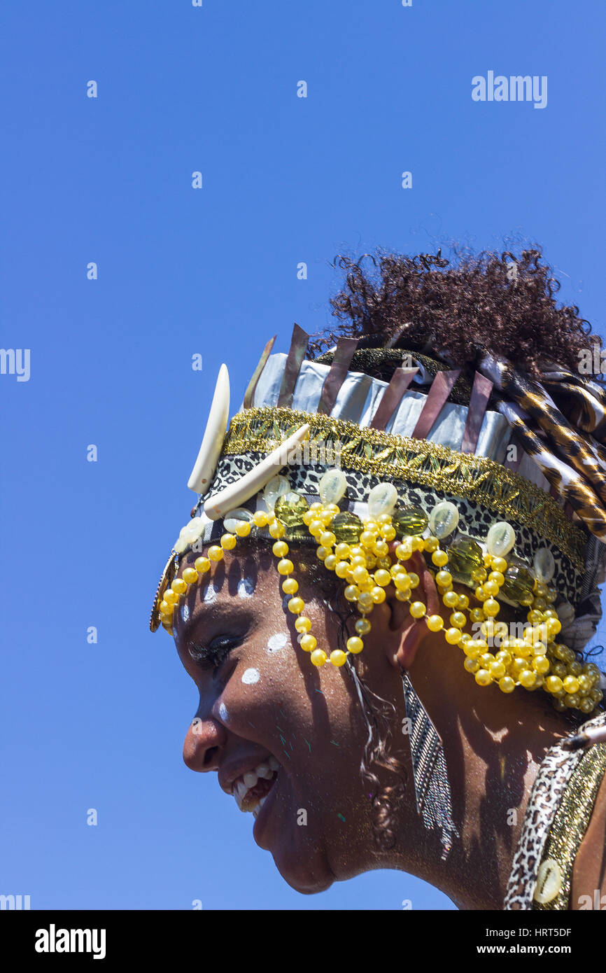 9. Februar 2016 - Rio De Janeiro, Brasilien - brasilianische Frau afrikanischer Abstammung in hellen Lächeln während Karneval 2016 Streetparade Kostüm Stockfoto