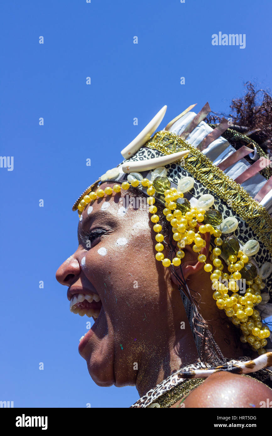 9. Februar 2016 - Rio De Janeiro, Brasilien - brasilianische Frau afrikanischer Abstammung in hellen Lächeln während Karneval 2016 Streetparade Kostüm Stockfoto