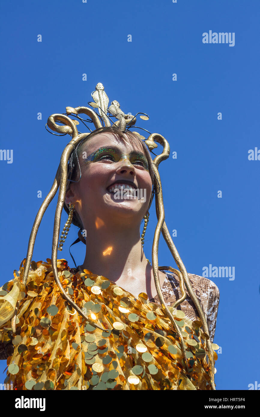 9. Februar 2016 - Rio De Janeiro, Brasilien - brasilianische junge Frau im hellen goldenen Kostüm beim Karneval 2016 Streetparade Stockfoto