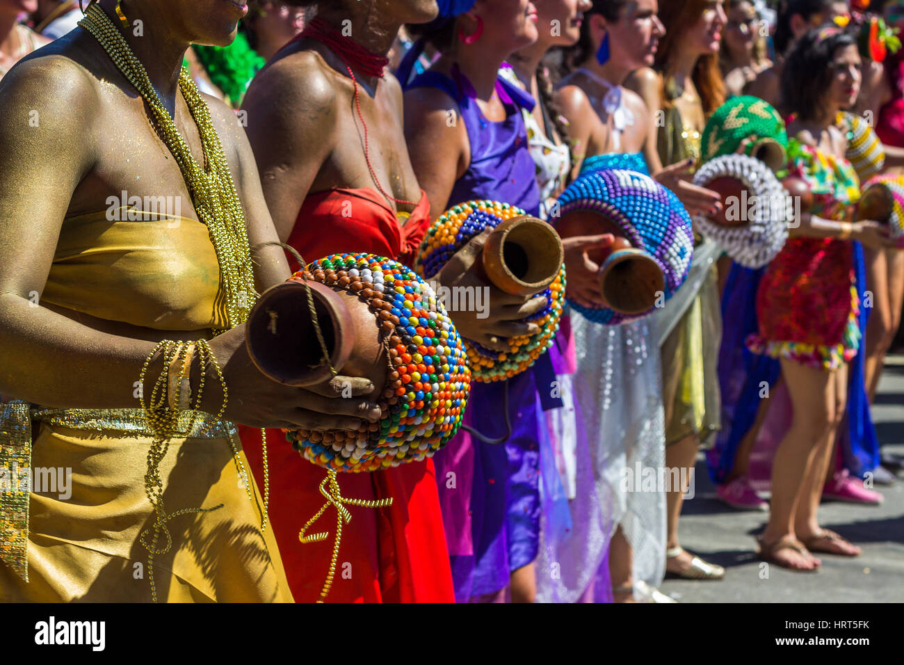 9. Februar 2016 - Rio De Janeiro, Brasilien - Reihe von brasilianischen Frauen in bunten Kostümen spielen Afoxe während Karneval 2016 Streetparade Stockfoto