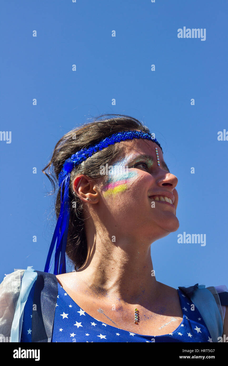 9. Februar 2016 - Rio De Janeiro, Brasilien - Junge brasilianische Frau im blauen Kostüm lächelnd während Karneval 2016 Streetparade Stockfoto