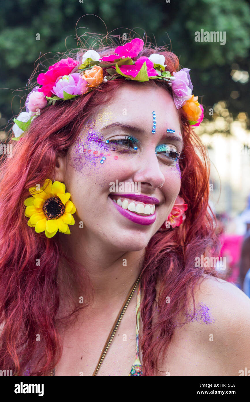 8. Februar 2016 - Rio De Janeiro, Brasilien - Yonge kaukasische Mädchen mit roten Haaren tragen bunte Kostüme und Lächeln während des Karnevals Stockfoto