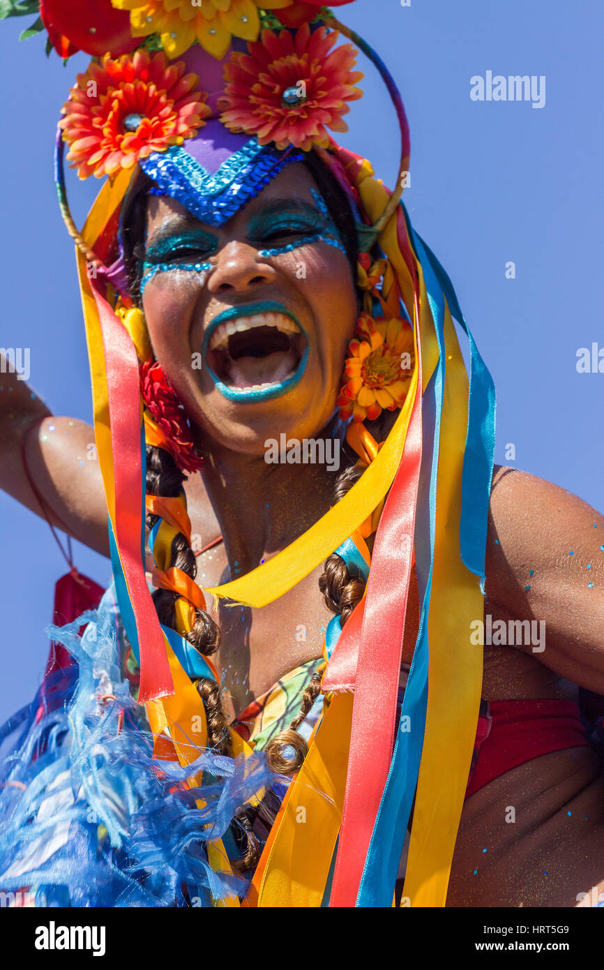 9. Februar 2016 - Rio De Janeiro, Brasilien - brasilianische Frau afrikanischer Abstammung in bunten Kostümen Lächeln und tanzen während Karneval 2016 Straße pa Stockfoto