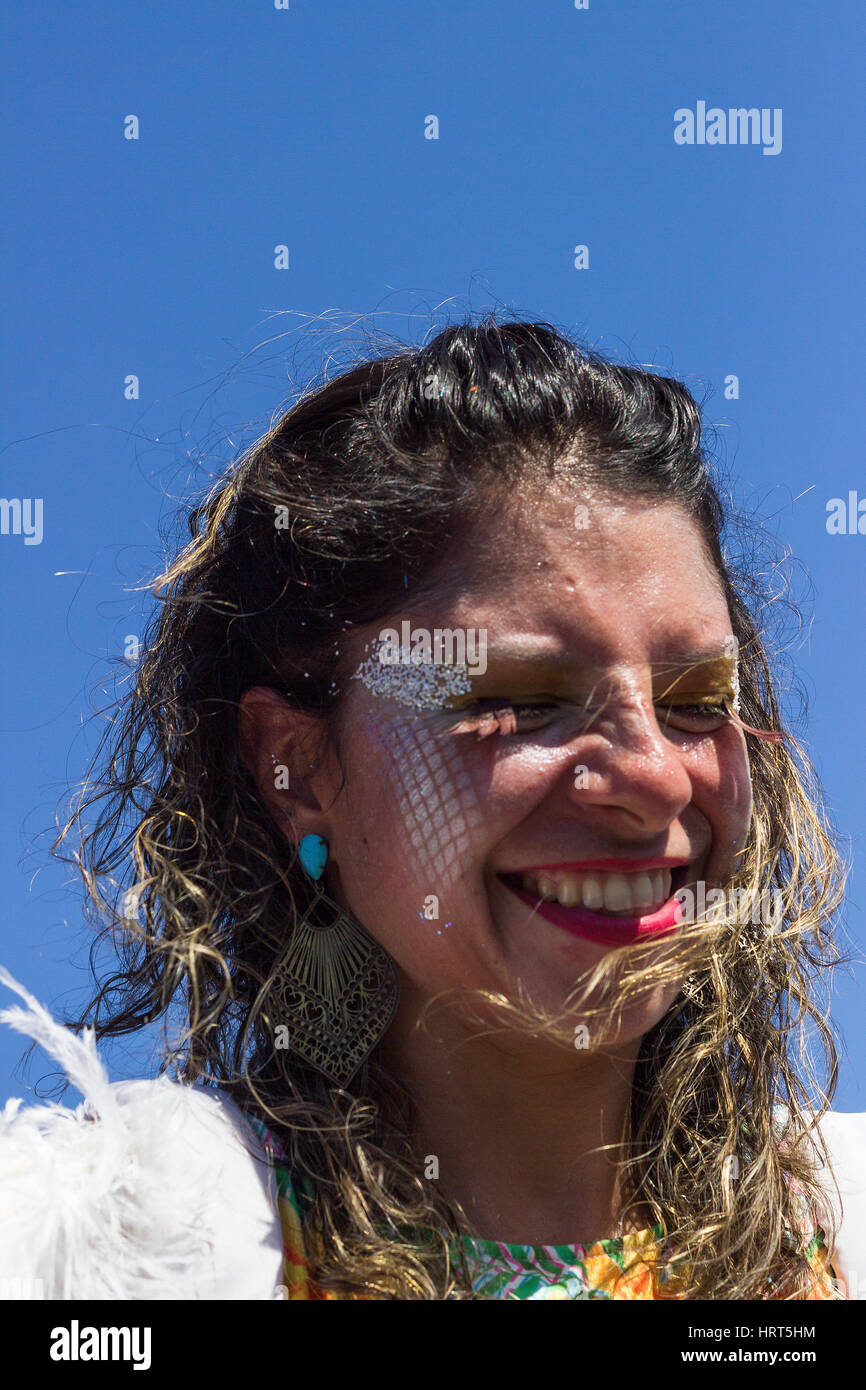 9. Februar 2016 - Rio De Janeiro, Brasilien - junge Brasilianerin in hellen Kostüm, Lächeln und tanzen während Karneval 2016 Streetparade Stockfoto