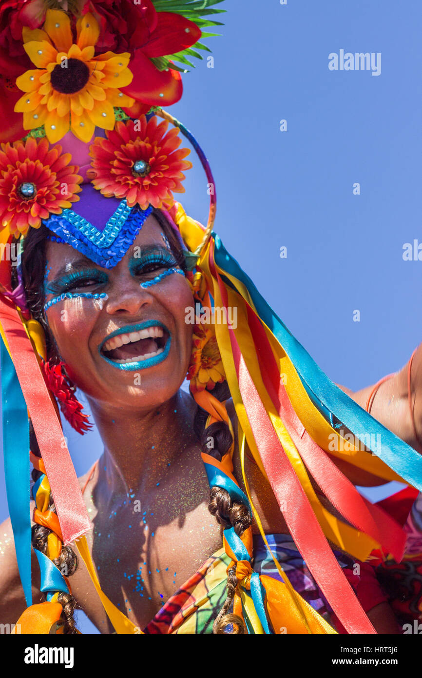 9. Februar 2016 - Rio De Janeiro, Brasilien - brasilianische Frau afrikanischer Abstammung in bunten Kostümen Lächeln und tanzen während Karneval 2016 Straße pa Stockfoto