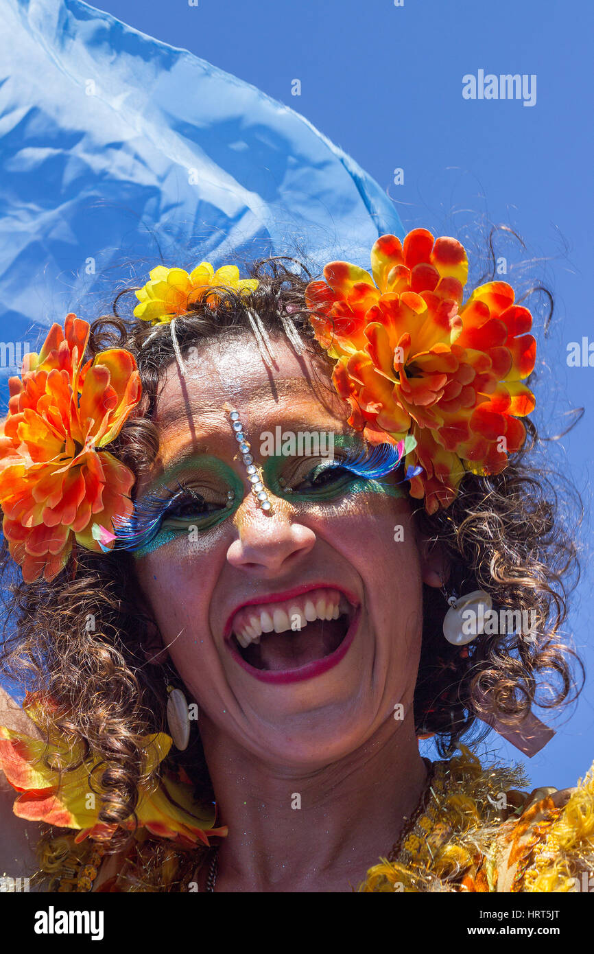 9. Februar 2016 - Rio De Janeiro, Brasilien - brasilianische Frau im bunten Blume Lächeln während Karneval 2016 Streetparade Kostüm Stockfoto