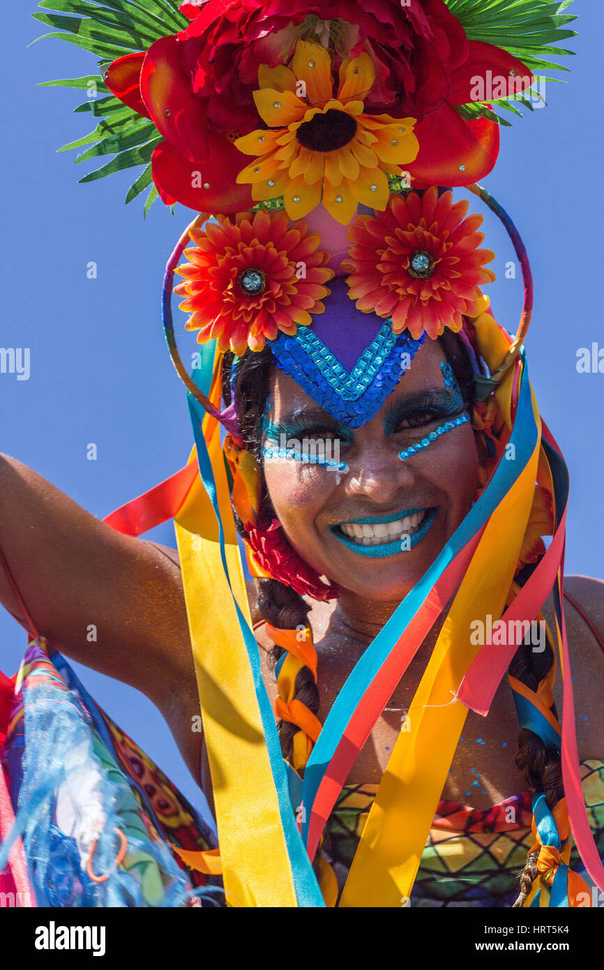 9. Februar 2016 - Rio De Janeiro, Brasilien - brasilianische Frau afrikanischer Abstammung in bunten Kostümen Lächeln und tanzen während Karneval 2016 Straße pa Stockfoto