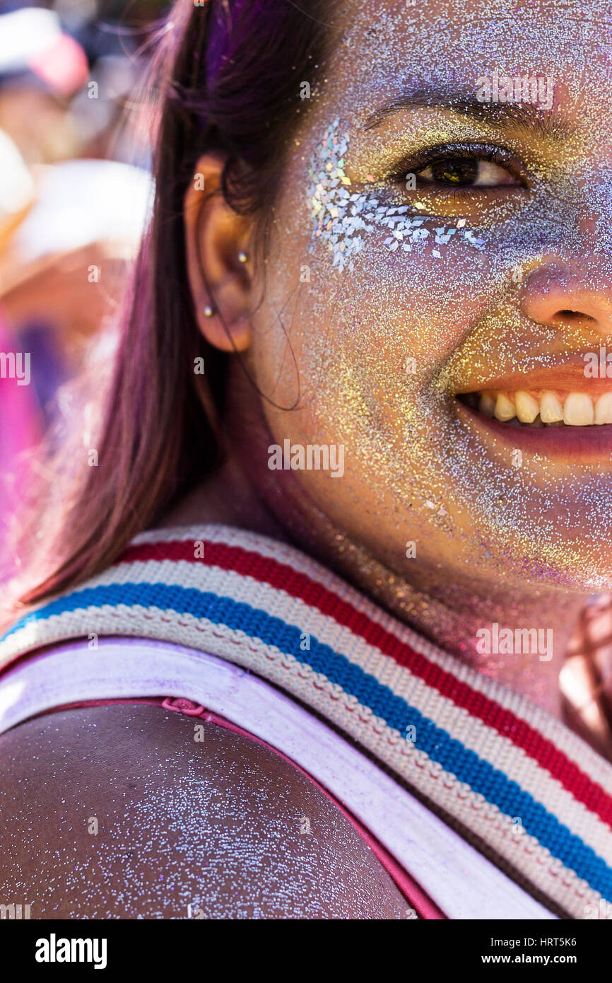 9. Februar 2016 in Glitzer lächelnd während Karneval 2016 Streetparade - Rio De Janeiro, Brasilien - brasilianische Frau mit Haut bedeckt Stockfoto