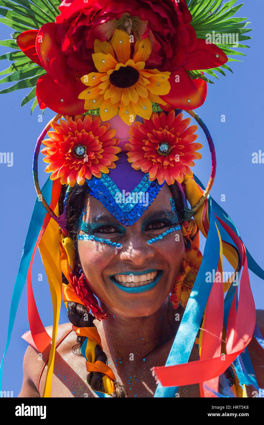 9. Februar 2016 - Rio De Janeiro, Brasilien - brasilianische Frau afrikanischer Abstammung in bunten Kostümen Lächeln und tanzen während Karneval 2016 Straße pa Stockfoto
