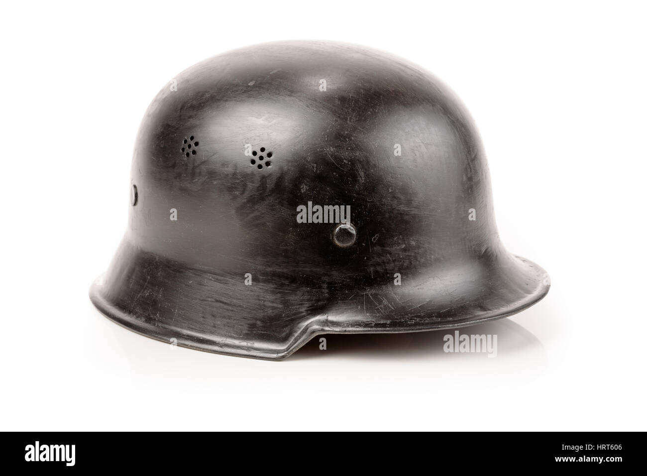 Alter Militärhelm auf weißem Hintergrund. Deutsch Zweiter Weltkrieg. Stockfoto