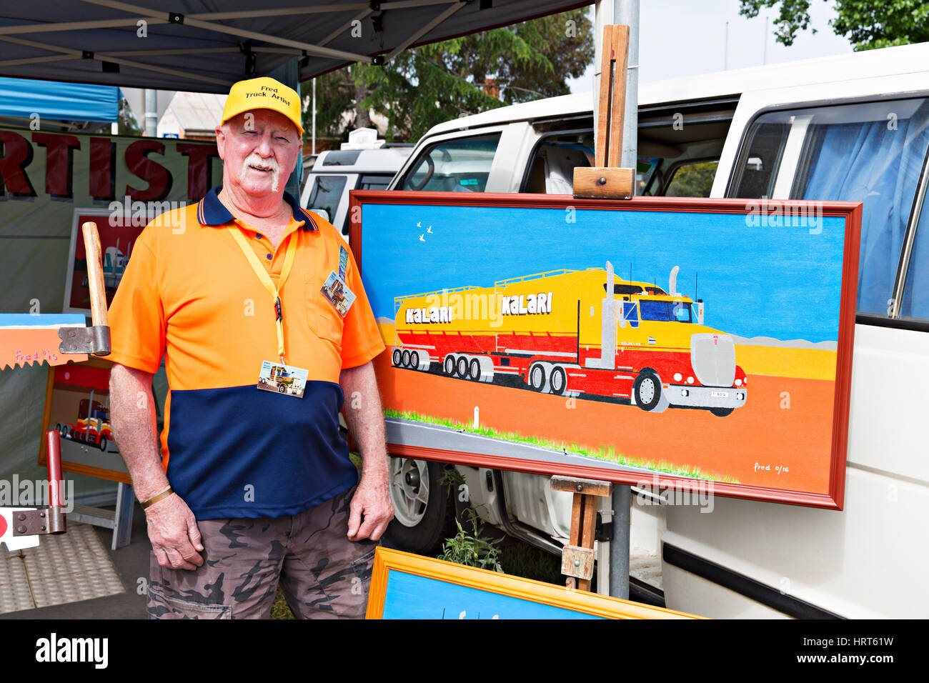 Elderley Mann verkauft seine Gemälde in der Talbot-Bauernmarkt in Talbot,Victoria,Australia.The beliebte Ländermarkt betreibt einmal einem Monat Wachstumspotential Stockfoto