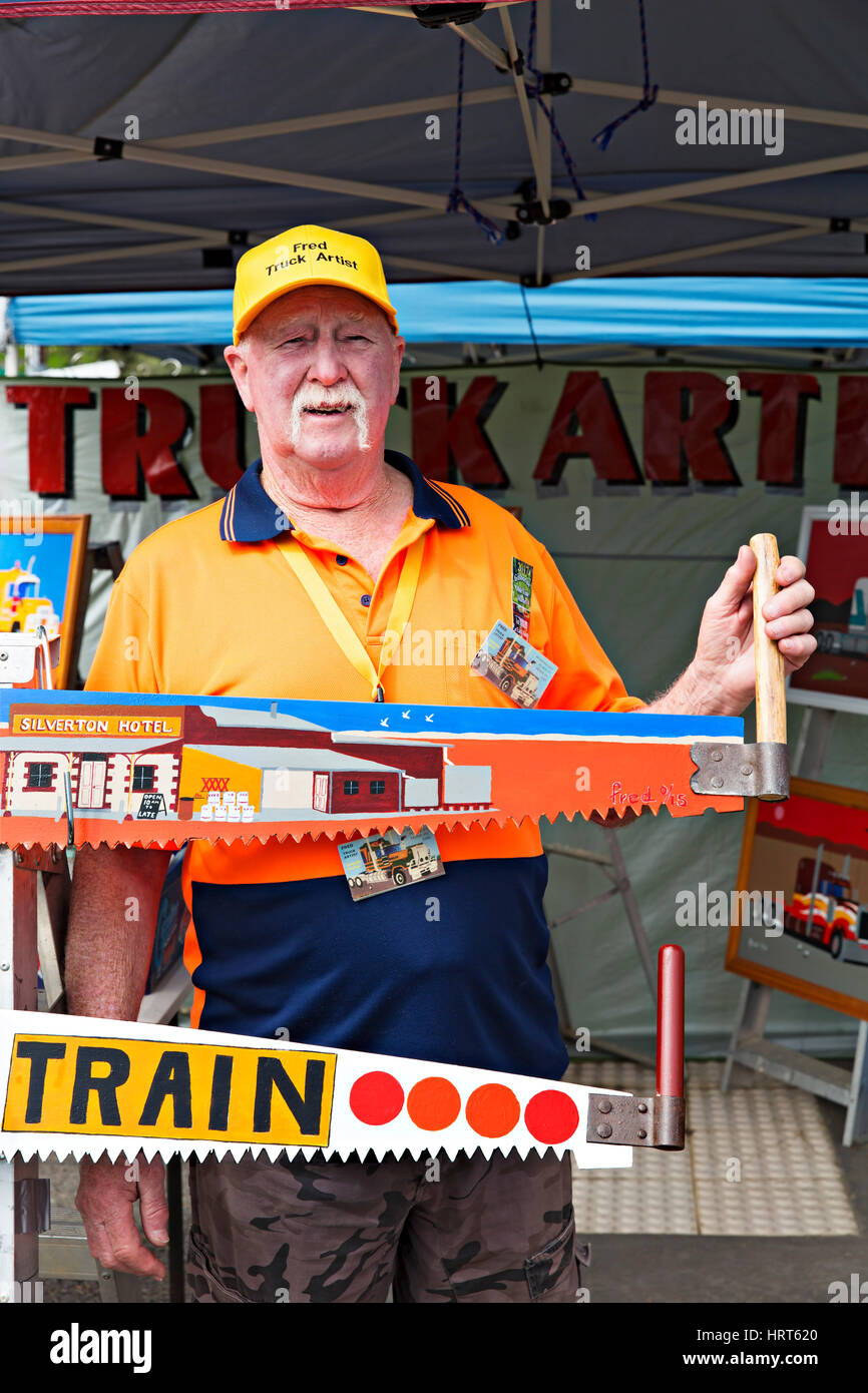 Elderley Mann verkauft seine Gemälde in der Talbot-Bauernmarkt in Talbot,Victoria,Australia.The beliebte Ländermarkt betreibt einmal einem Monat Wachstumspotential Stockfoto