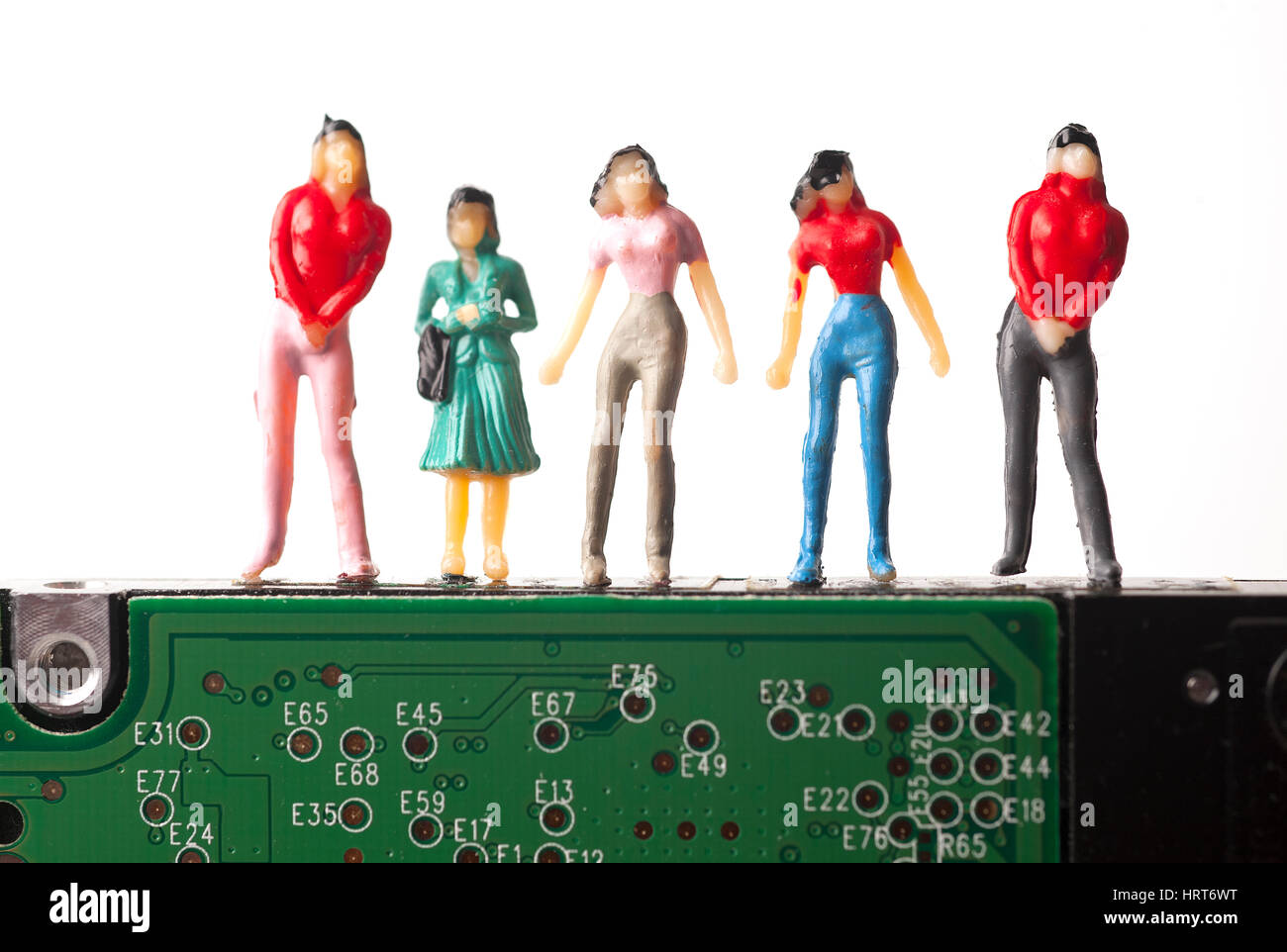 Miniatur-Figuren von Männern in Silhouette stehend auf Festplatte des Computers Stockfoto