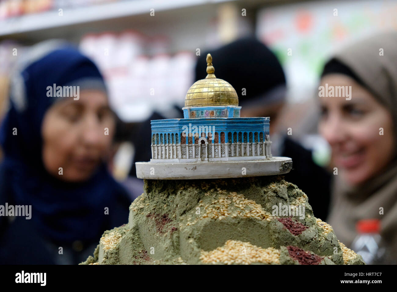 Ein Miniaturmodell des islamischen Schreins Kuppel des Felsens steht auf einer Zatar Gewürzpyramide in einem Lebensmittelgeschäft in Beit Habad und der Khan az Zait Straße im muslimischen Viertel in Ost-Jerusalem Israel Stockfoto