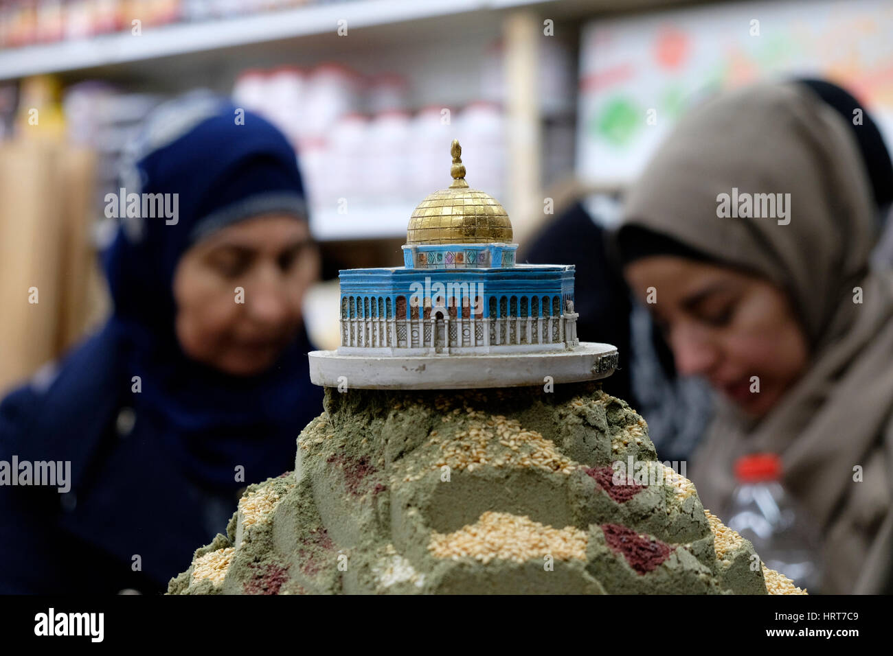 Ein Miniaturmodell des islamischen Schreins Kuppel des Felsens steht auf einer Zatar Gewürzpyramide in einem Lebensmittelgeschäft in Beit Habad und der Khan az Zait Straße im muslimischen Viertel in Ost-Jerusalem Israel Stockfoto