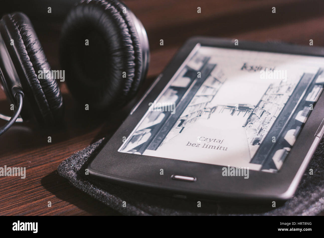 Paar Kopfhörer und open Ebook-Reader auf dem Schreibtisch Stockfoto